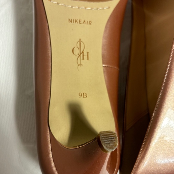 CHAMPAGNE COLOURED WOMEN'S PATENT LEATHER COLE HAAN KITTEN HEELS SIZE 9B - Picture 4 of 5